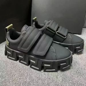 Дизайнерские мужские шнурки повседневная обувь Greca Labyrinth Chunky Sneakers с толстыми мотивами круглой ноги многоцветной платформы двойной клейкой ленты Тренеры 5.22 07