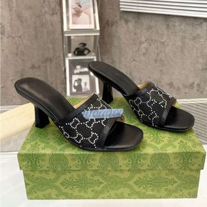 Med Box Woman Designer Heel Slide Sandal i svart kristallnätkattunge klackar Sliders toffel hus mode platt mule lady casual sommarstrand