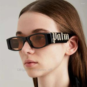 Solglasögon 2024 Punk Style Palm Letters Fashion Black Frame Ins Hip Hop Sun Glasses Unisex For Women Men 526