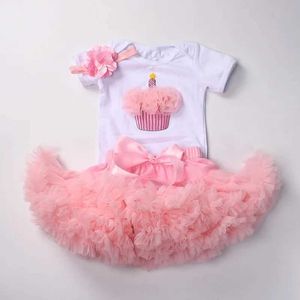 Kjolar nya baby flickor tutu kläder set vit bodysuit pettiskirt födelsedag kläder spädbarn 1st party med pannband kostym för flickor y240522