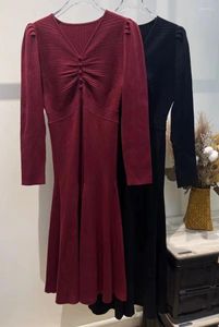 Повседневные платья высокое качество вязаное платье 2024 Осень Зимние женщины V-образные туника Deco Deco Wine Wine Красный черный шерстяной свитер