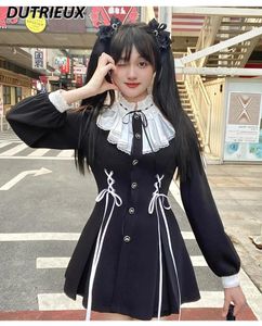 カジュアルドレス日本の鉱山スタイルウエストタイトハイグレードセンスブラックドレス秋の秋の優雅な甘いお姫様ベースショーツを持つ女性