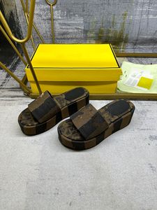 Designer Sandalen Pantoffeln Sommer Männer Frauen Schuhe geformte mehrfarbige Luxusrutschen geformtes Fußbett in schwarzem Tongummi 0517