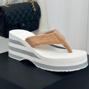 منصة Flip Flops Thong Designer Payeling Womens Plush Plush Wedge 6cm Cross Slingper Slingbacks Slides مصبوب مقاومة للبالغين من البغال الرغوي الخارجي