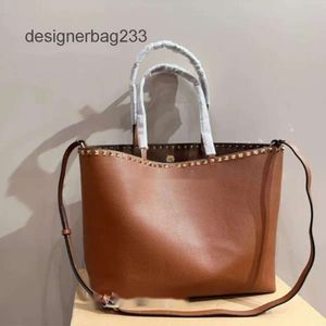 Stor 2024 kornhandhållen Tote Valenteino Designer Purse Axel Hög kapacitet Rivet Womens Vo Shopping Bag Crossbody Rock Bags Stud Zzal