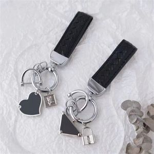 حلقات مفتاح Qaulity High Classic Letters Black White Silver Buckle Designers Brands Luxury Fahsion Usisex Key Chain Keyrings 2906