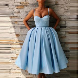Söt älskling satin blå cocktail klänning billig spaghetti rem te längd en linje korta prom party klänningar med fickor 266u