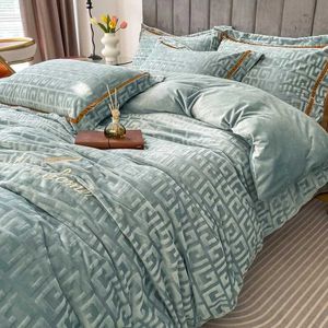 Bettwäsche -Sets Luxus 3D Flauschiger Kristall Samt Bettwäsche Warm Down Duvet Cover bestickt extra groß 220x240 cm 4pcs H240521 V5co