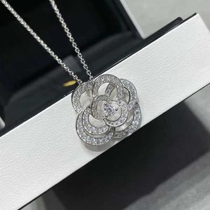 Pendant Necklaces Exquisite S925 Sterling Silver Camellia Necklace Suitable for Womens Charming Elegance Fashion Brand Luxury Jewelry Party Gifts d240522