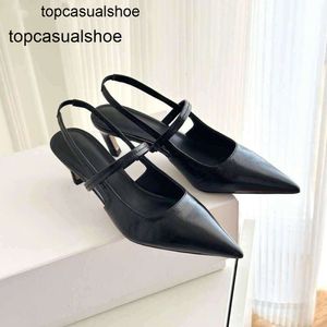 Toteme Heeled High Luxury Sandals Designer Women Poinded Shoes Professional Formal Shoes Leather Slowow Mouth Black Strap Black Memaly Sandal