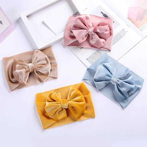 Hårtillbehör Solid Velvet Baby Bow Winter pannband för nyfödda pojkar flickor handgjorda elastiska hårband Boutique Vintage Turban Headwraps Y240522