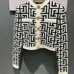 Designer de moda suéter de ponta de ponta geométrica Medusa doce e elegante cardigã com mangas longas de manga longa de botão contrastante de malha macia