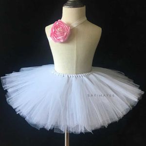 Kjolar söta flickor vita tutu kjolar baby handgjorda tyll balett pettiskirts tutus med rosa ros pannband set barn fest dräkt kjolar y240522