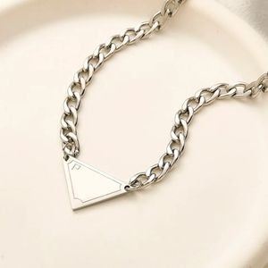 Designer Silver Color Mens Necklace Women Triangle Letters Love Trendy Punk Men Emamel Cool Street Womens Pendants Halsband Damkedjor Luxury Jewlery Q24