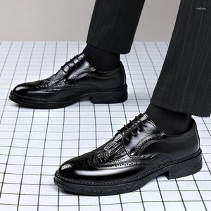 Casual Shoes Men spetsar Black Brown Formal Dress Patent Leather Business Shoe Wedding Party Office