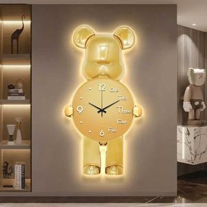 Figure giocattolo d'azione Creative Violent Bear a tema orologio da parete con una lampada di design dei cartoni animati usata per la decorazione domestica H240522