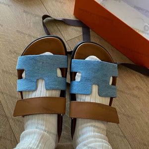 Kvinnors sandaler designer tofflor chypre glider sandal orange khaki svarta vita kvinnor toffel noir kalvskinn läder olivrosa mocka blå duk gröna män skor