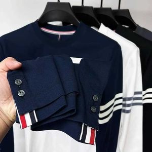 القمصان للرجال الجديد العلامة التجارية الفاخرة Mens T-Shirt مخططة تنحنح مطرز طويل الأكمام 2024 الربيع كوريا ألوان الصلبة رجال الرجال ارتداء Q240521