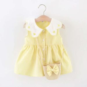 夏の女の赤ちゃんのドレス愛好家の人形首のノースリーブ膝の長さの格子縞の綿スカートベルトバッグ