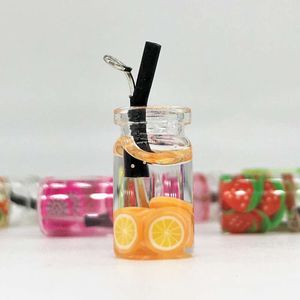 8pcs Obst Orange Apfel Erdbeer -Zitronensaft Miniatur -Lebensmittelzauber Anhänger für DIY -Schlüsselbund -Halsketten -Ohrringzubehör