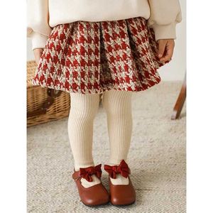Saias de inverno meninas moda meia saia Spring Autumn Natal Versátil versátil saia plissada Childrens Vintage Baby Plaid Skirt Y240522