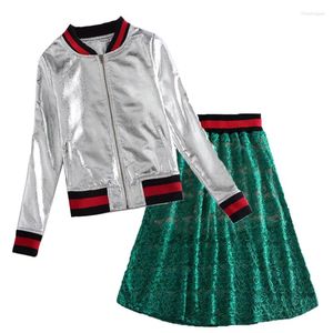 Arbetsklänningar Hög Qualiy 2024 Sping Autumn Jacka Women Uniform Silver Pu Bomber Coat med grön spets kjol Tvådelad dräkt