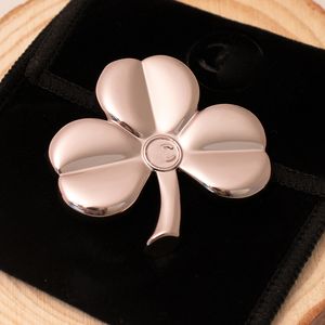 2024 Luxusmarke Clover Metal Pins Anzug Kleid Opfer Broschen Souvenir Brosche Frauen Männer vier Blätter Designer Stift Schmuckzubehör mit Staubbeutel Gehäuse