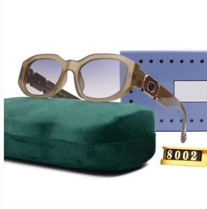 Modedesigner GGCCC-Marke Sonnenbrille Männer und Frauen Fashion Fashion Dress Up Multi-Color Optional mit Modekleidung Designer-Taschen Optimistische kontinuierliche Attraktion 8002