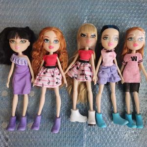Dolls 1 bambola per ragazze casuali con scarpe difettose 1/7 delle quali si sono unite alla bambola mobile con i costumi da ragazza con gli occhi grandi S2452201