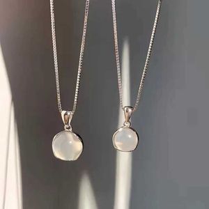 Pendant Necklaces Luxury Silver Plated White Round Moonstone Pendant Necklace for Womens Fashion Jewelry Necklace d240522