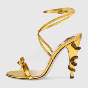 2019 Frete grátis Modelos de passarelas Lucky Classic Hot Design Sexy Lip Snake Stiletto Treque de arco de toe aberto Strap 10,5cm Saltos Sandal D00