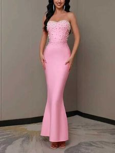 Grundläggande casual klänningar 2024 Sommar Nya Pink Womens Sexiga lyxiga stropplös Pearl Mermaid Shoulder Strap Long Dress Celebrity Party Evening Dress J240523