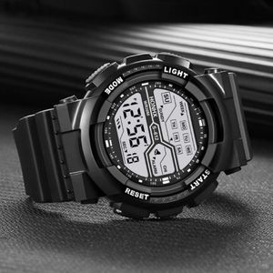 Модные водонепроницаемые мужчины LCD цифровые секундовые часы Date Rubber Sport Watch Watch Mens Watch Top Relojes 259r