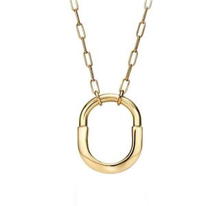 Designers modemärke Horseshoe Titanium Steel Letter Halsband Populärt Personlig rundringhänge Lock Smycken