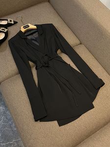 2024 Autumn Black Solid Color Tie Midje Blazer Dress Lång ärm med skitlarna korta avslappnade klänningar D4W214003