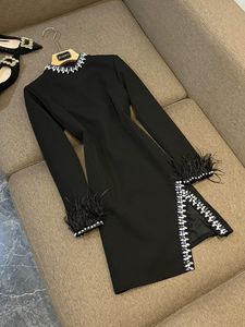 2024 الخريف الأسود اللون الصلب ريشة الفستان مطرز طويل الأكمام جولة رقبة الراين في الفساتين غير الرسمية H4W211648