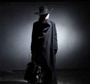 パンクスタイルのトレンチジャケット男性ファッションカーディガンロングセーター不規則なデザイン長いアウターメンズコートシンガーコスチューム5102194
