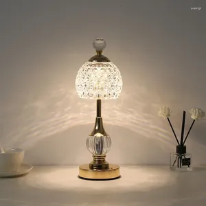 Lâmpadas de mesa Metal Crystal acrílico lâmpada de lâmpada de mesa de touch touch luz nórdica retro atmosfera decoração pequena noite