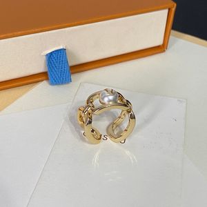 Designer vintage Ring Incorpore Pearl Brass Letter Ring Open Ring Luxury Feminino Presentes de Férias