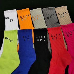 Marke Fashion Multi -Farb -Baumwollsocken Herren und Frauen passen passende klassische Buchstaben Atmungsaktives Strümpfe gemischte Fußball -Basketball Sportsocken