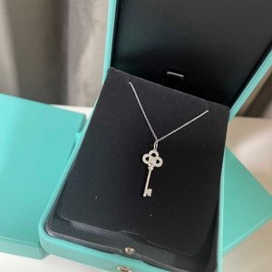 Designer's Brand Crown Key Necklace Sweater Chain Womens Autumn and Winter High end Jewelry 18K Gold Cultivated Diamond Silver Plated Collar