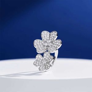 有名なデザイナーバンリーリング愛好家のダイヤモンドリングシルバーレディースファッション毎日の通勤花の装飾はオリジナルのロゴを持っています