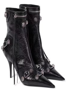 Yeni Siyah Siyahlı Highheeled Boots Metal Toka Dekorasyonu Kadınlar039S Ayakkabı Motosiklet Tassel Deri Zip Ayakkabı Lüks Tasarımcısı1726241
