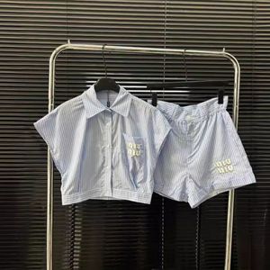 ミウムセット2ピースセットミウム服新しい甘いスタイル垂直ストライプポケット刺繍文字ショートシャツハイウエストショーツセット