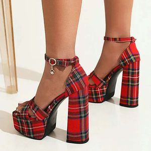 Каблуки красные сандалии летние клетчатые клетчатые женщины плюс размер европейская платформа моды Fashion Womans Block T 485