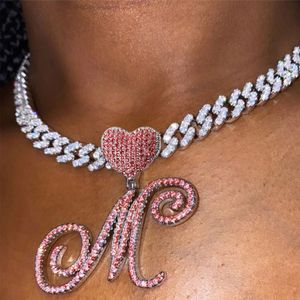 Hip Hop Pink A-Z Kursywna litera Początkowy Naszyjnik wisiorek dla kobiet Bling z kubańskim łańcuchem cyrkonu