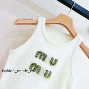 Miumu Top Womens Giyim Tişörtü Kadın Seksi Parti Üstü Gizli Tank Top Tshirt İlkbahar Yaz Sırtsız Gömlek Miu Yelek 405