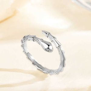 BU звонит персонализированное дизайнерское кольцо S925 Серебряное серебряное кольцо змеи с открытым и нишевым дизайном универсальный хип -хоп стиль для мужчин в форме IND