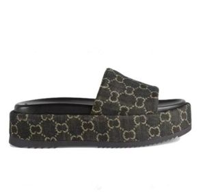 Piattaforma di sandali di moda di designer Slifori Slifori ricamato Muli piatti Flat Muli piatta