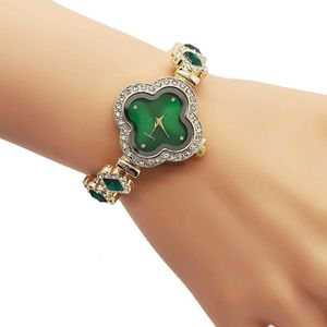 2024 Live Clover Armband Watch Green Womens Quartz Watch Light Luxury Fashion Jade Armband Watch